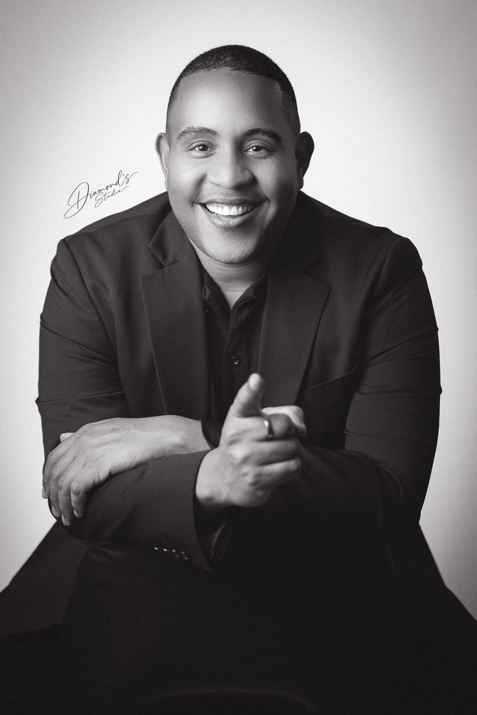 Portrait session: smiling man in a blazer, black and white